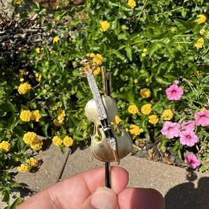 Golden Violin Pin Bow Fiddle Music Fiddler‎ Orchestra Symphony Band Musician